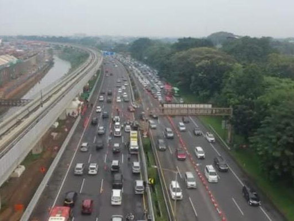 Tol Cikampek Macet, Imbas Antrean Masuk Contraflow di Km 47 Tol Cikampek Macet, Imbas Antrean Masuk Contraflow di Km 47