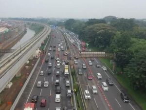 Contraflow Km 47-65 Tol Japek Diberlakukan Saat Libur Natal Hari Ini Contraflow Km 47-65 Tol Japek Diberlakukan Saat Libur Natal Hari Ini