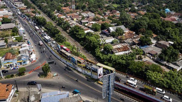Jalur Pantura Padat Imbas One Way di Tol Japek