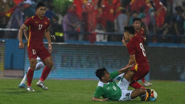 Pesepak bola Timnas Indonesia Witan Sulaeman (tengah) berebut bola dengan pesepak bola Vietnam Long Nguyen Hai dalam laga perdana Grup A Sepak Bola SEA Games 2021 di Stadion Viet Tri, Phu Tho, Vietnam, Jumat (6/5/2022). Indonesia kalah dengan skor 0-3. ANTARA FOTO/Aditya Pradana Putra/nym.