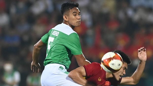 Pesepak bola Timnas Indonesia Rizky Ridho (kiri) berebut bola dengan pesepak bola Vietnam Dung Nham Manh (kanan) dalam laga perdana Grup A Sepak Bola SEA Games 2021 di Stadion Viet Tri, Phu Tho, Vietnam, Jumat (6/5/2022). Indonesia kalah dengan skor 0-3. ANTARA FOTO/Aditya Pradana Putra/nym.
