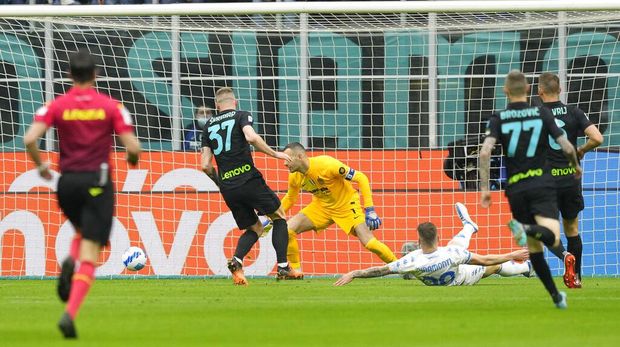 Empoli's Andrea Pinamonti scores against Inter Milan during the Serie A soccer match between Inter Milan and Empoli at the San Siro Stadium, in Milan, Italy, on Friday, May 6, 2022. (AP Photo/Antonio Calanni)