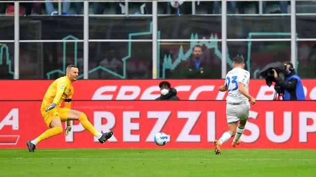 Soccer Football - Serie A - Inter Milan v Empoli - San Siro, Milan, Italy - May 6, 2022  Empoli's Kristjan Asllani scores their second goal REUTERS/Daniele Mascolo