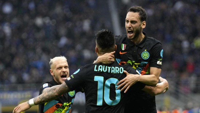 Inter Milans Lautaro Martinez, center, celebrates with his teammates after scoring against Empoli during the Serie A soccer match between Inter Milan and Empoli at the San Siro Stadium, in Milan, Italy, on Friday, May 6, 2022. (AP Photo/Antonio Calanni)