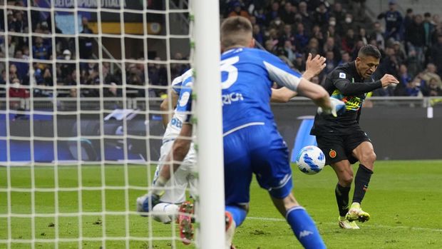 Inter Milan's Alexis Sanchez scores against Empoli during the Serie A soccer match between Inter Milan and Empoli at the San Siro Stadium, in Milan, Italy, on Friday, May 6, 2022. (AP Photo/Antonio Calanni)
