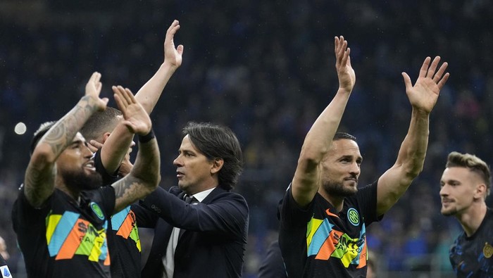 Inter Milans head coach Simone Inzaghi, center, celebrates with his players after the end of the Serie A soccer match between Inter Milan and Empoli at the San Siro Stadium, in Milan, Italy, on Friday, May 6, 2022. Inter Milan won the game 4-2. (AP Photo/Antonio Calanni)
