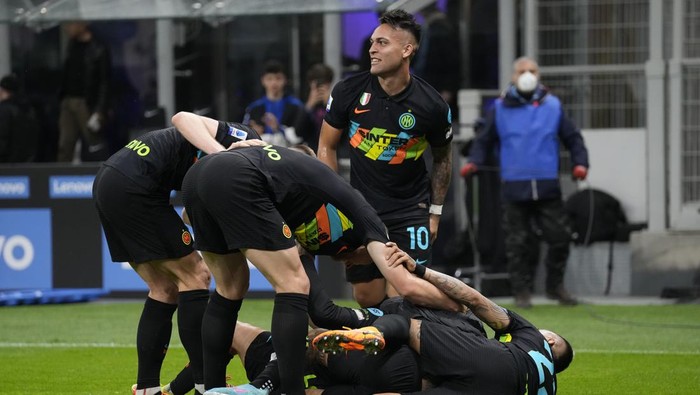 Inter Milan players celebrate a goal from they teammate Alexis Sanchez against Empoli, during the Serie A soccer match between Inter Milan and Empoli at the San Siro Stadium, in Milan, Italy, on Friday, May 6, 2022. (AP Photo/Antonio Calanni)