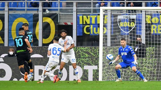 Soccer Football - Serie A - Inter Milan v Empoli - San Siro, Milan, Italy - May 6, 2022 Inter Milan's Lautaro Martinez scores their second goal REUTERS/Daniele Mascolo