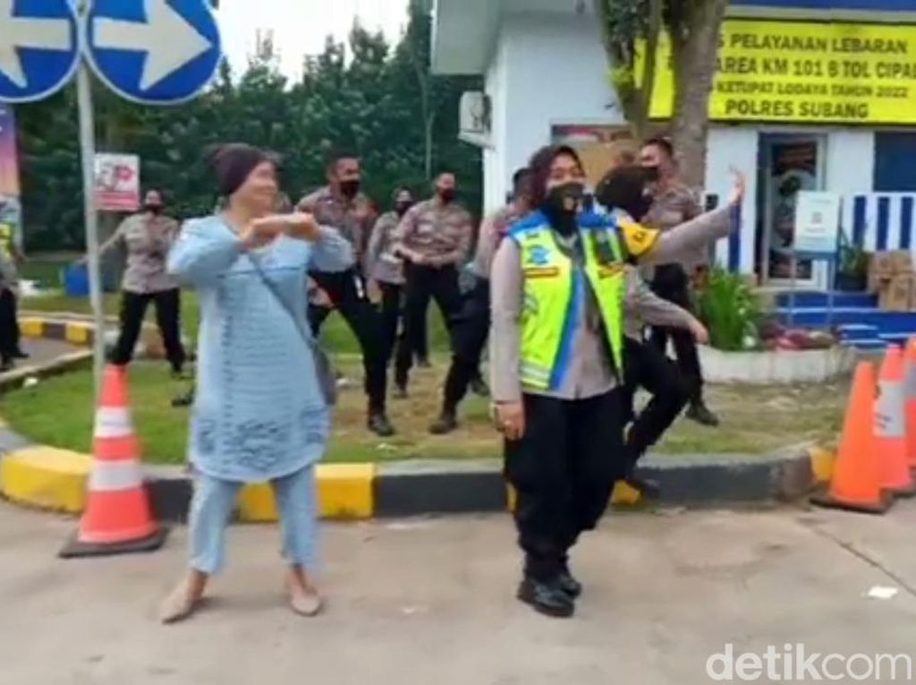 Polisi Subang Joget, Hibur Pemudik di Rest Area Tol Cipali