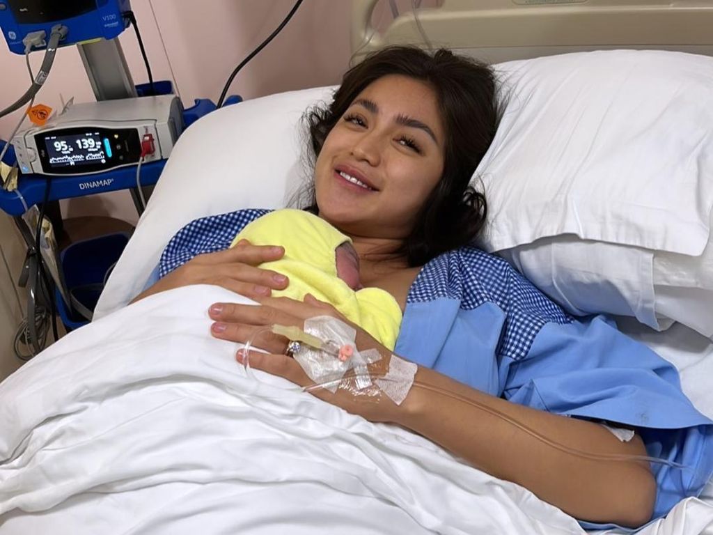 Senyum Jessica Iskandar Usai Melahirkan Anak Kedua