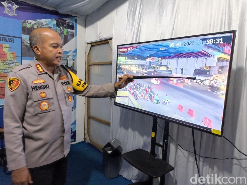 Polisi Tepis Kemacetan di Kalimalang Imbas One Way Tol Arah Jakarta