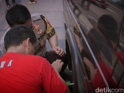 Bantu Pemudik di Tol Japek, Kapolres Karawang Jadi Tukang Ganti Ban