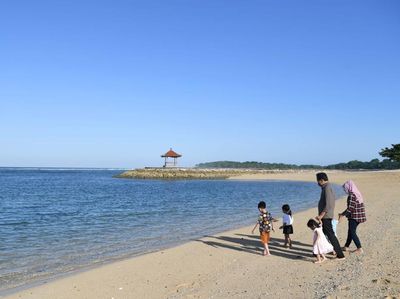 Keseruan Jokowi Menikmati Pantai Nusa Dua Bali Bersama Cucu