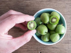 5 Fakta Kiwi Berries, Buah Kiwi Tanpa Bulu yang Kaya Vitamin C