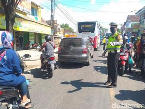 Arus Balik Bojonegoro-Ngawi Ramai Lancar, Petugas Siaga di Titik Kepadatan