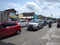 Aktivitas Lebaran Masih Tinggi, Kendaraan Padati Jalur Ngantru Tulungagung