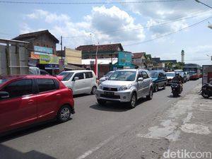 Aktivitas Lebaran Masih Tinggi, Kendaraan Padati Jalur Ngantru Tulungagung