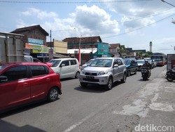 Aktivitas Lebaran Masih Tinggi, Kendaraan Padati Jalur Ngantru Tulungagung