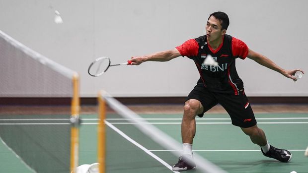 Pebulu tangkis tunggal putra Indonesia Jonatan Christie mengembalikan kok saat berlatih di Gedung Kementerian Pertahanan Thailand di Bangkok, Thailand, Sabtu (7/5/2022). Tim Thomas Indonesia akan menghadapi Tim Thomas Singapura pada penyisihan Grup A Piala Thomas 2022 yang akan berlangsung pada Minggu (8/5). ANTARA FOTO/M Risyal Hidayat/nym.