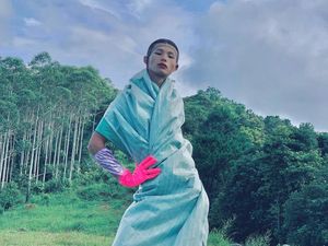 Potret Buruh Desa yang Viral Fashion Show di Sawah, Kini Sukses Jadi Model Potret Buruh Desa yang Viral Fashion Show di Sawah, Kini Sukses Jadi Model