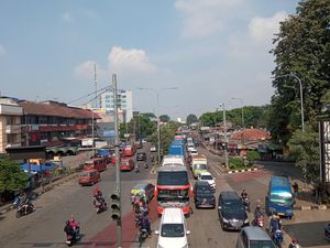 Tol Arah Cikampek Ditutup, Lalin Jalur Pantura Bekasi-Karawang Macet
