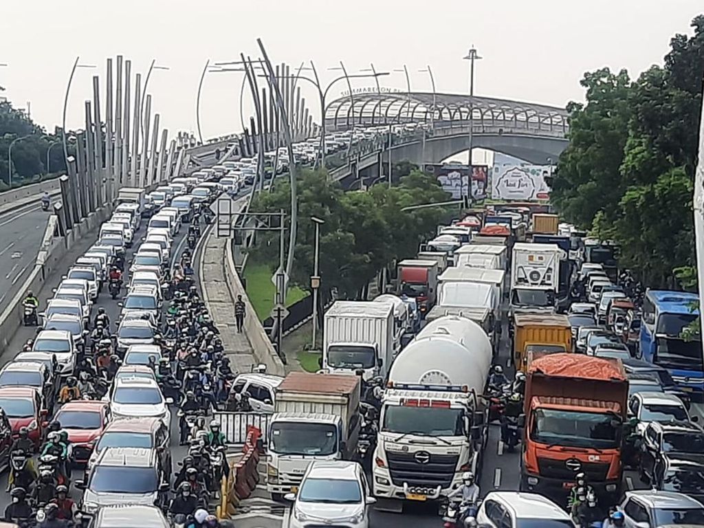 Tol Arah Cikampek Ditutup, Jl Ahmad Yani Bekasi Menuju Jalur Pantura Macet