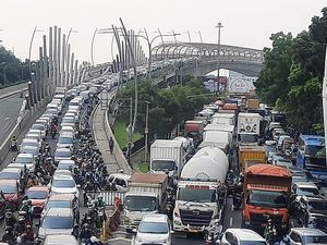 Tol Arah Cikampek Ditutup, Jl Ahmad Yani Bekasi Menuju Jalur Pantura Macet Tol Arah Cikampek Ditutup, Jl Ahmad Yani Bekasi Menuju Jalur Pantura Macet