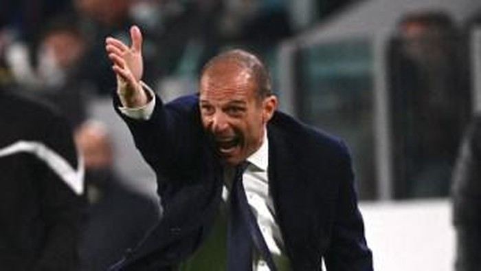 Juventus Italian head coach Massimiliano Allegri shouts instructions during the Italian Cup (Coppa Italia) semifinal, second leg football match between Juventus and Fiorentina on April 20, 2022 at the Juventus stadium in Turin. (Photo by Marco BERTORELLO / AFP)