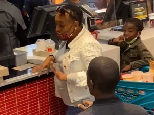 Viral! Lamar Sang Kekasih Saat Antre McDonalds, Pria Ini Ditolak