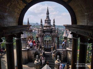 Menikmati Libur Lebaran di Atas Bangunan ala Kastil di Bandung Menikmati Libur Lebaran di Atas Bangunan ala Kastil di Bandung