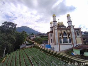 Musala di Magelang Ini Tampak Megah Berlatar Indahnya Gunung Sumbing