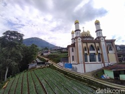 Musala di Magelang Ini Tampak Megah Berlatar Indahnya Gunung Sumbing