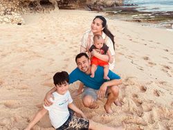Nunggu Nagita Slavina Bayar, Rafathar dan Rayyanza Ngemper di Depan Toko