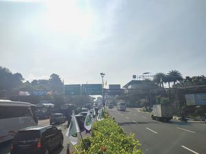 One Way Arah Puncak Dimulai, Lalin Simpang Gadog Padat One Way Arah Puncak Dimulai, Lalin Simpang Gadog Padat