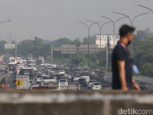 Arteri Purwakarta Dipadati Kendaraan Akibat One Way