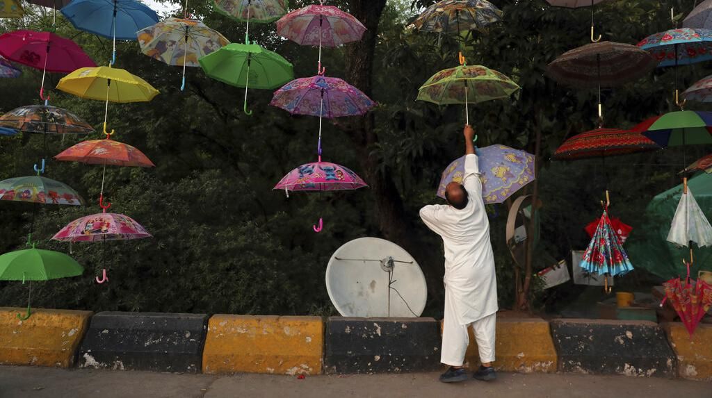 Seperti Ini Cara Penjual Payung di Pakistan Pasarkan Dagangannya