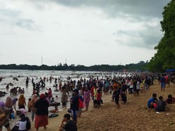 Siswa SMP Terseret Ombak Saat Berenang di Pantai Carita Pandeglang