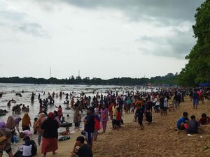 Siswa SMP Terseret Ombak Saat Berenang di Pantai Carita Pandeglang Siswa SMP Terseret Ombak Saat Berenang di Pantai Carita Pandeglang