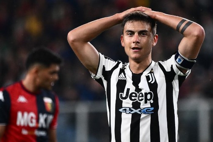 Juventus Argentine forward Paulo Dybala reacts during the Italian Serie A football match between Genoa and Juventus on May 6, 2022 at the  Luigi-Ferraris stadium in Genoa. (Photo by Marco BERTORELLO / AFP)