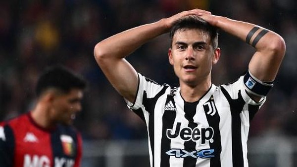 Juventus Argentine forward Paulo Dybala reacts during the Italian Serie A football match between Genoa and Juventus on May 6, 2022 at the  Luigi-Ferraris stadium in Genoa. (Photo by Marco BERTORELLO / AFP)