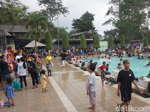 Pemandian Air Panas di Mojokerto Diserbu 2.500 Wisatawan