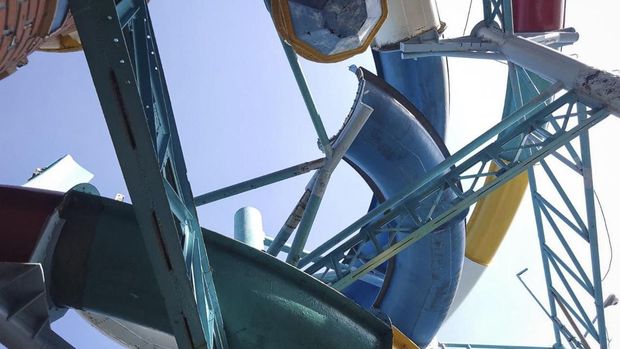 Perosotan kolam renang Kenjeran Water Park di dalam area Kenpark Surabaya ambrol