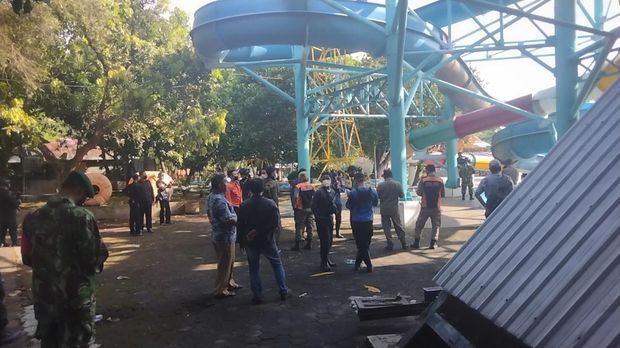 Perosotan kolam renang Kenjeran Water Park di dalam area Kenpark Surabaya ambrol