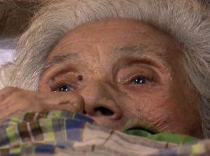 Pilu Nenek Sene Terbaring Kaku di Permukiman Kumuh, Kamu Bisa Bantu