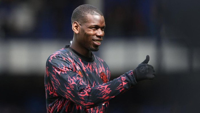 Soccer Football - Premier League - Everton v Manchester United - Goodison Park, Liverpool, Britain - April 9, 2022 Manchester Uniteds Paul Pogba during the warm up before the match REUTERS/Phil Noble EDITORIAL USE ONLY. No use with unauthorized audio, video, data, fixture lists, club/league logos or live services. Online in-match use limited to 75 images, no video emulation. No use in betting, games or single club /league/player publications.  Please contact your account representative for further details.