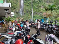 Pengunjung Padati Air Terjun Sedudo Nganjuk-Lahan Parkir Diperluas