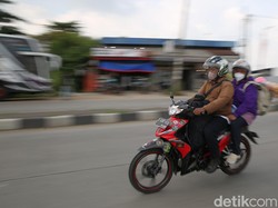 Menerobos Angin dan Debu Demi Ibu