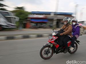 Menerobos Angin dan Debu Demi Ibu Menerobos Angin dan Debu Demi Ibu