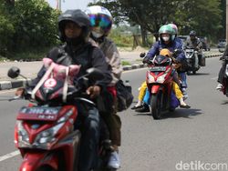Potret Ramai Arus Balik Pemudik Motor di Karawang