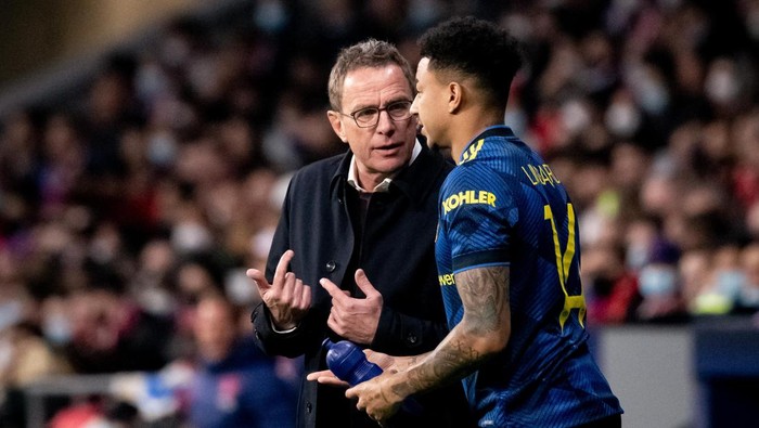 MADRID, SPAIN - FEBRUARY 23: Interim Manager Ralf Rangnick of Manchester United speaks to Jesse Lingard during the UEFA Champions League Round Of Sixteen Leg One match between Atletico Madrid and Manchester United at Wanda Metropolitano on February 23, 2022 in Madrid, Spain. (Photo by Ash Donelon/Manchester United via Getty Images)